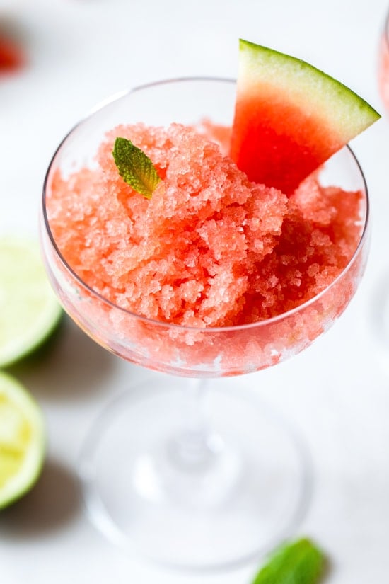 Este Boozy Watermelon Lime Granita é o deleite adulto congelado perfeito para os dias quentes de verão.