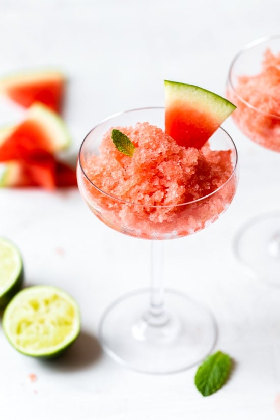Esta Boozy Watermelon Lime Granita é parte coquetel, parte sobremesa.  O deleite adulto congelado perfeito para os dias quentes de verão.