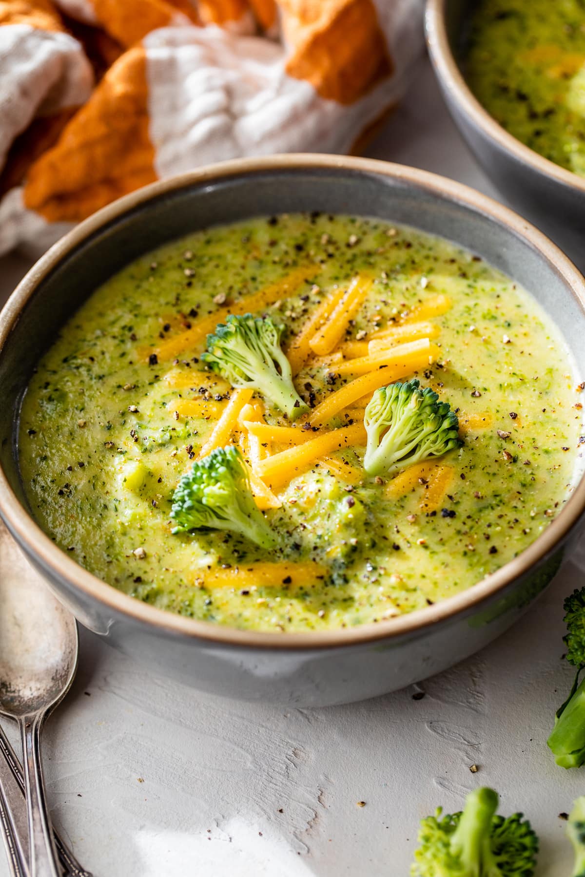 Sopa de brócolis e cheddar com queijo cheddar por cima