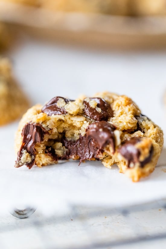 Biscoitos de aveia com gotas de chocolate saudáveis