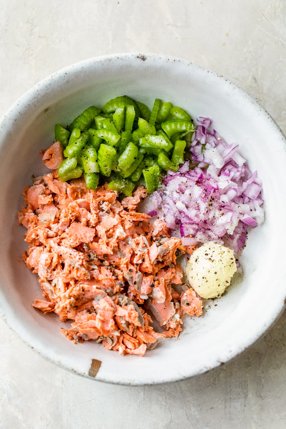 ingredientes da salada de salmão