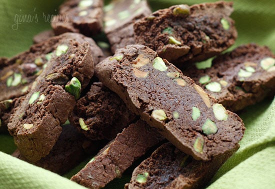 Aviso: Faça por sua conta e risco... esses biscoitos de chocolate e pistache são altamente viciantes, difícil de comer só um!!