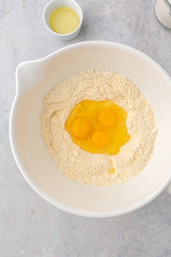 farinha e ovo em uma tigela